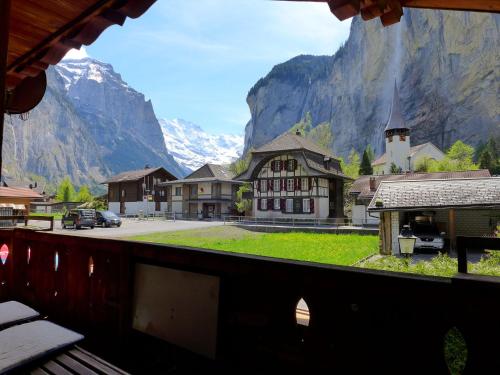 uma vista para uma aldeia com uma montanha ao fundo em Apartment Grosshorn by Interhome em Lauterbrunnen