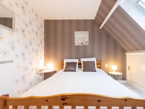 une chambre avec un grand lit avec deux oreillers dans l'établissement Holiday Home Côte des îles by Interhome, à Portbail