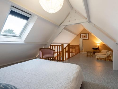 ポールバイユにあるHoliday Home Côte des îles - PRB408 by Interhomeのベッドルーム(白いベッド1台、窓付)