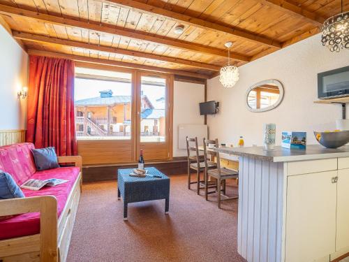 un salon avec un canapé et une table dans l'établissement Apartment Lac Blanc 101 by Interhome, à Val Thorens