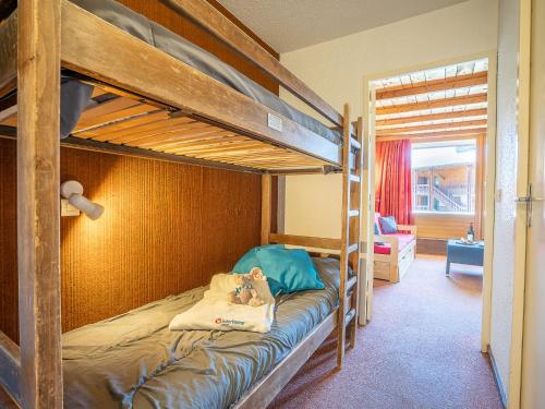 - une chambre avec des lits superposés et une couverture pour chien dans l'établissement Apartment Lac Blanc 101 by Interhome, à Val Thorens