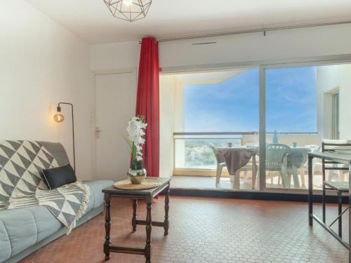 un salon avec un canapé et une table dans l'établissement Apartment Soleil Levant 1 et 2-2 by Interhome, au Barcarès