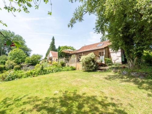une vue extérieure d'une maison avec cour dans l'établissement Holiday Home de Beaumont by Interhome, à Carentan