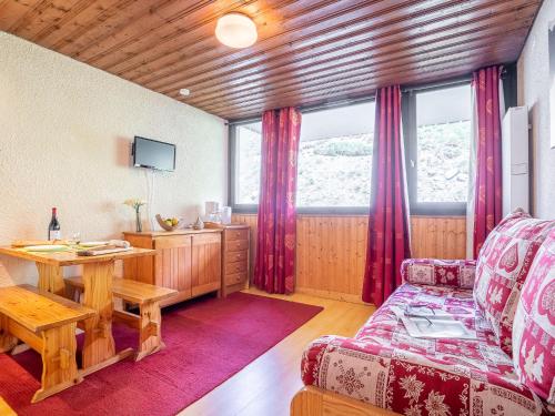 ein Wohnzimmer mit einem Sofa und einem Tisch in der Unterkunft Apartment Le Sérac-3 by Interhome in Val Thorens