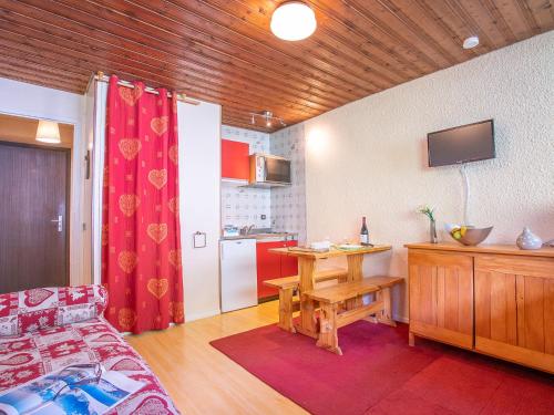 Cette chambre comprend une cuisine avec un lit et une table. dans l'établissement Apartment Sérac B4 by Interhome, à Val Thorens