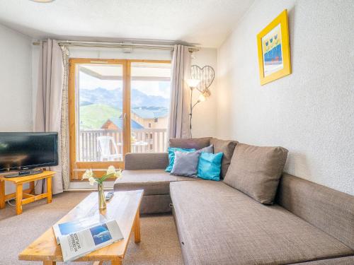 un salon avec un canapé et une télévision dans l'établissement Apartment Cime de Caron 2204 by Interhome, à Val Thorens