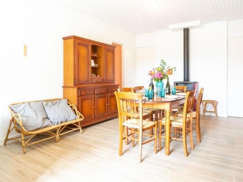 Un comedor con mesa y sillas en Holiday Home Les mielles by Interhome, en Denneville-Plage