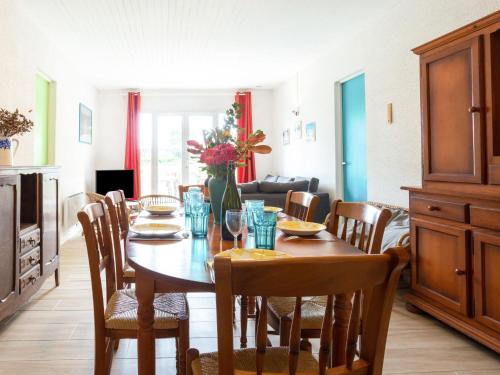 une salle à manger avec une table et des chaises dans l'établissement Holiday Home Les mielles by Interhome, à Denneville-Plage