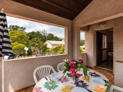 une table et des chaises sur un porche avec vue dans l'établissement Apartment Dami II-2 by Interhome, à Moriani-Plage
