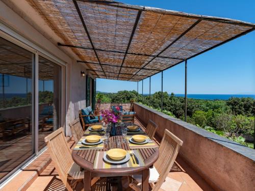een eettafel op het balkon van een huis bij Holiday Home Maison Christian by Interhome in Cervione