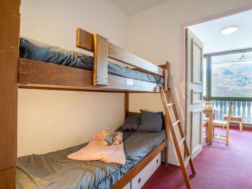 - une chambre avec 2 lits superposés et un balcon dans l'établissement Apartment Lac du Lou 607 by Interhome, à Val Thorens