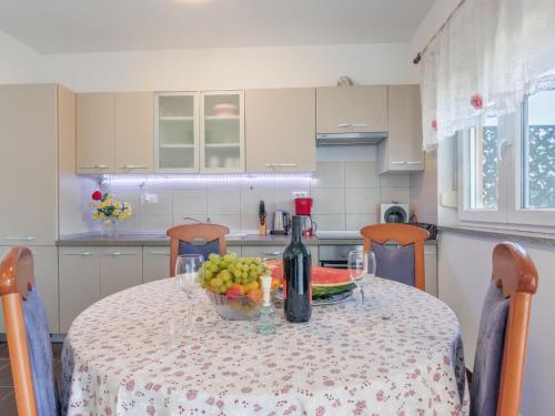 Køkken eller tekøkken på Holiday Home Ruza by Interhome