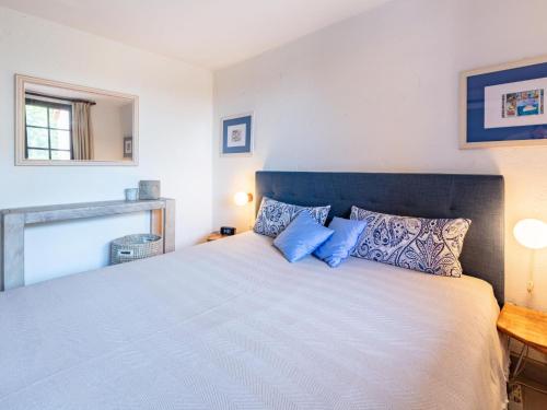 une chambre avec un grand lit avec des oreillers bleus dans l'établissement Holiday Home La Maison bleue by Interhome, à Grimaud