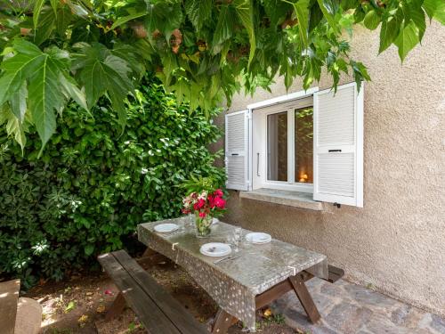 サンタ・ルシア・ディ・モリアニにあるHoliday Home Dami I - MNI210 by Interhomeの窓際の花のテーブル