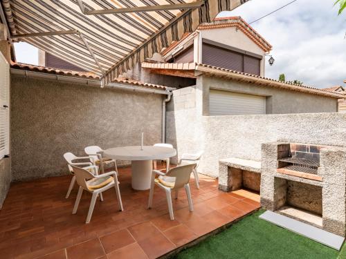 un patio avec une table et des chaises sur un patio dans l'établissement Holiday Home Dami I-1 by Interhome, à Santa-Lucia-di-Moriani