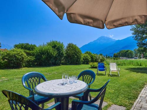 stół i krzesła z kieliszkami do wina w obiekcie Holiday Home Gelsomino by Interhome w mieście Consiglio di Rumo