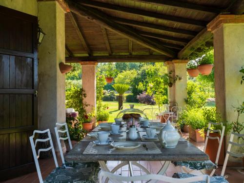 una mesa y sillas en un patio en Holiday Home Le Querce by Interhome, en Fabrica di Roma