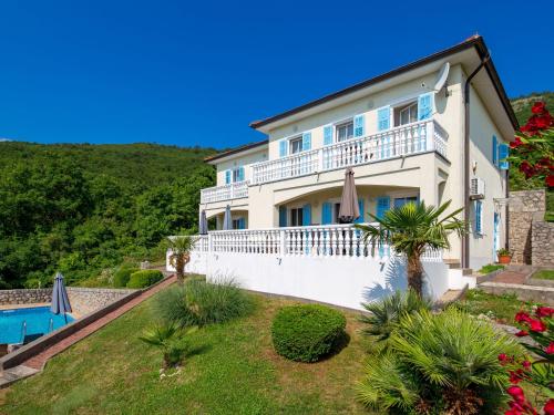 Casa blanca con balcón y piscina en Holiday Home Casa Albertina-1 by Interhome en Martina