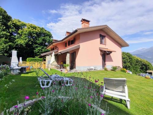 コーリコにあるHoliday Home Casa Lina by Interhomeの丘の上のピンクの家