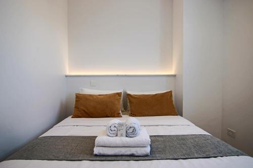 Un pat sau paturi într-o cameră la Phaedrus Living - Seaside Executive Flat Harbour 207