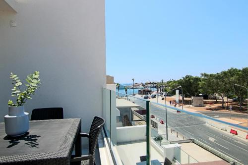 Phaedrus Living - Seaside Executive Flat Harbour 207