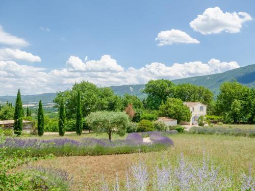 un jardin avec des fleurs violettes et une maison dans l'établissement Holiday Home Les Cotes by Interhome, à Saint-Martin-de-Castillon