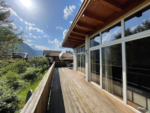 - une terrasse en bois sur le côté d'une maison dans l'établissement Holiday Home Schweiger by Interhome, à Maurach