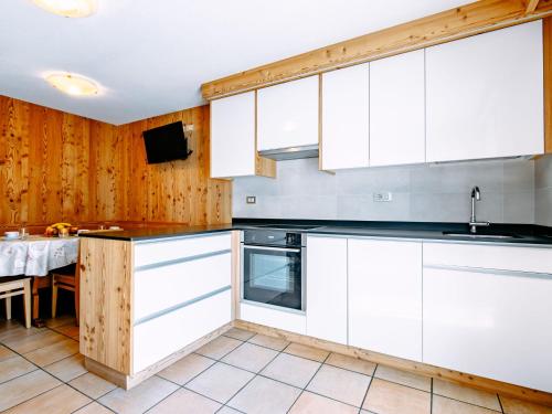 Ett kök eller pentry på Apartment Cincelli - Marmolada by Interhome