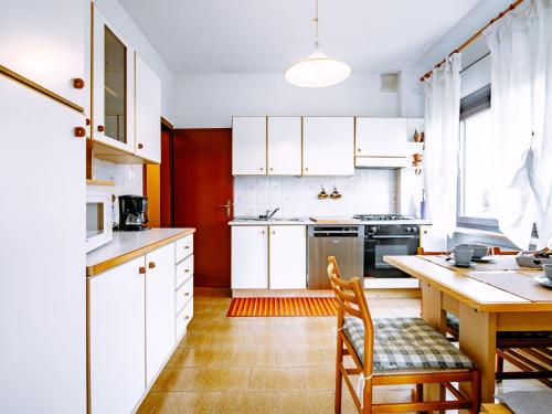 Η κουζίνα ή μικρή κουζίνα στο Apartment Deval-1 by Interhome