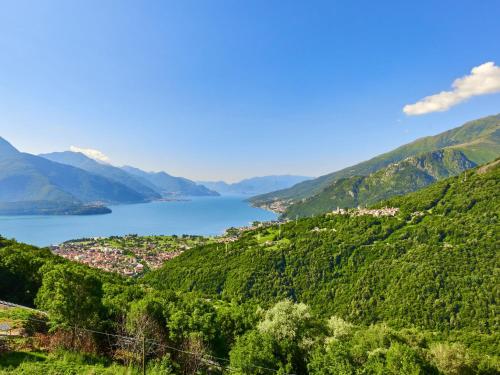 vista su una valle con lago e montagne di Holiday Home Antonia by Interhome a Livo
