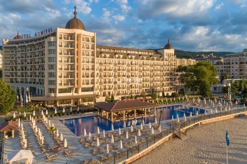 un hotel con un gran edificio con piscina en Admiral Hotel - Ultra All Inclusive & Private Beach, en Golden Sands