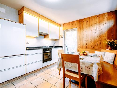 Kuchyňa alebo kuchynka v ubytovaní Apartment Cincelli - Catinaccio by Interhome
