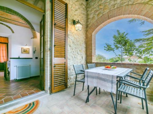 una sala da pranzo con tavolo e sedie su un patio di Apartment Villa Caggio-3 by Interhome a Volterra