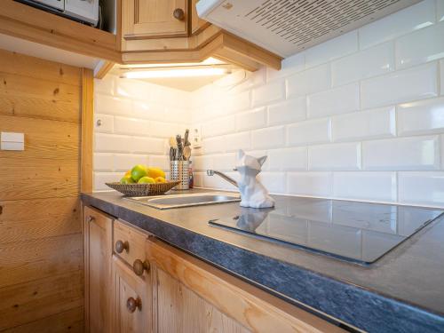 un comptoir de cuisine avec un évier et un bol de fruits dans l'établissement Apartment Lauzières 307 by Interhome, à Val Thorens
