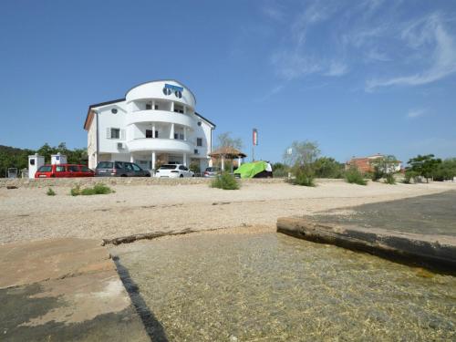 un edificio en la playa con un cuerpo de agua en Apartment Ivana-4 by Interhome, en Raslina