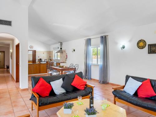 een woonkamer met twee banken en een tafel bij Holiday Home Monte Quercus by Interhome in Porches