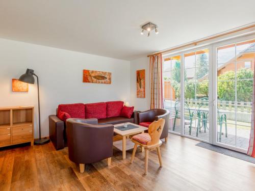 un salon avec un canapé et une table dans l'établissement Apartment Top 1 by Interhome, à Sankt Margarethen im Lungau