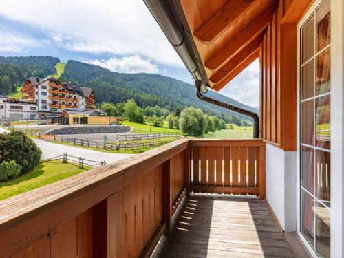 Elle comprend un balcon offrant une vue sur les montagnes. dans l'établissement Apartment Top 6 by Interhome, à Sankt Margarethen im Lungau