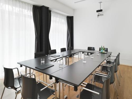 una gran sala de conferencias con una mesa larga y sillas en Palace Suite, en Trieste