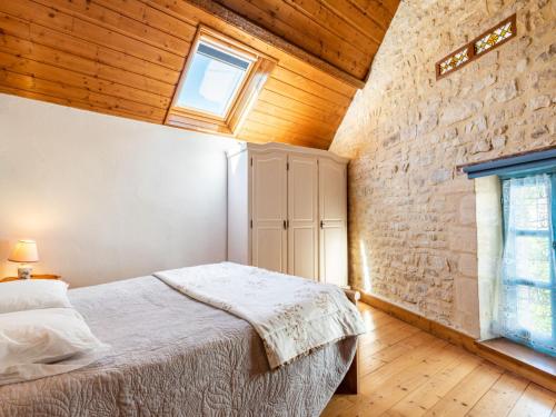une chambre avec un lit et un mur de briques dans l'établissement Holiday Home Sténaïs by Interhome, à Commes