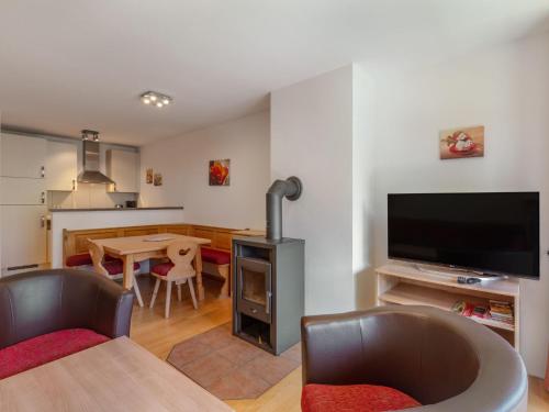 un salon avec une cuisine et une salle à manger dans l'établissement Apartment Top 8 by Interhome, à Sankt Margarethen im Lungau