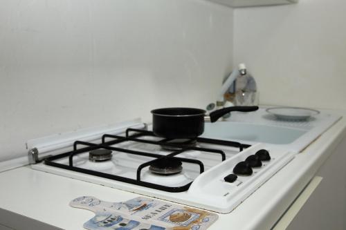 a black pot on a stove top in a kitchen at Villini Sulla Spiaggia in Capoliveri