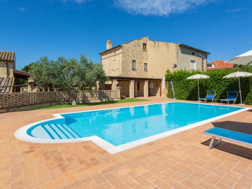 - une piscine en face d'une maison dans l'établissement Holiday Home Borgo Agrituristico Il Pino-1 by Interhome, à Crecchio