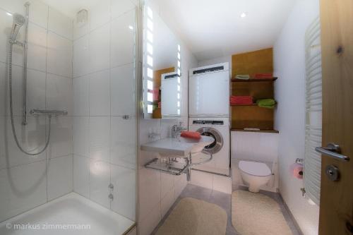 y baño con ducha, lavabo y aseo. en Haus Maryland, en Zermatt