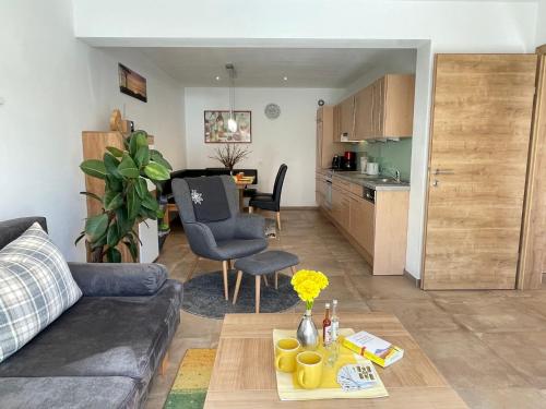 salon z kanapą i stołem w obiekcie Apartment Sonnseit Living - WIL220 by Interhome w mieście Oberau