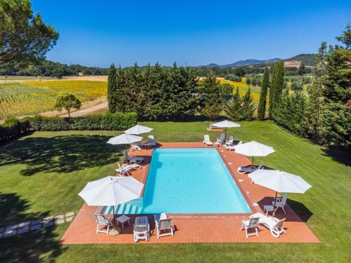 an overhead view of a swimming pool with umbrellas and chairs at Apartment Arancione by Interhome in Suvereto