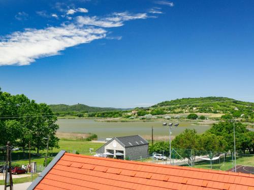 - une vue sur un lac et une maison avec un toit dans l'établissement Holiday Home Lago by Interhome, à Tihany