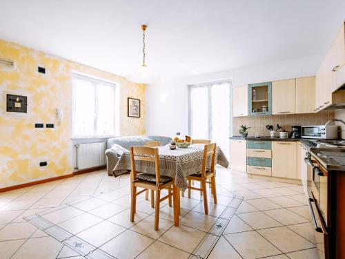 Kitchen o kitchenette sa Apartment Amelia by Interhome