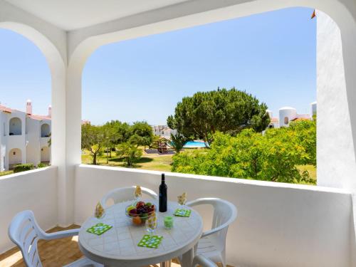 een tafel en stoelen op een balkon met uitzicht bij Apartment Quinta do Torrejão by Interhome in Porches