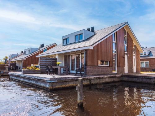 UitgeestにあるHoliday Home De Meerparel-1 by Interhomeの水の横の桟橋